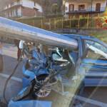 Bergamo, palo cade da camion e sfonda auto: illesa conducente