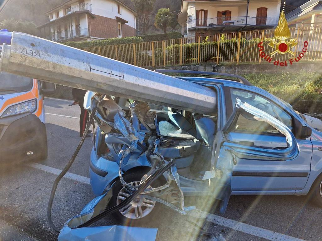 Bergamo, palo cade da camion e sfonda auto: illesa conducente Bergamo, palo cade da camion e sfonda auto: illesa conducente