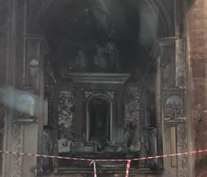 Milano, brucia presepe in chiesa a Parabiago: fermato