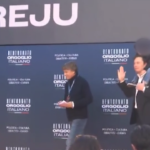 Atreju, Elon Musk sul palco con il figlio sulle spalle