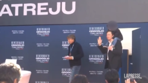 Atreju, Elon Musk sul palco con il figlio sulle spalle