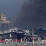 Gaza, intensi bombardamenti. Indagini su uccisione ostaggi per errore: “Avevano bandiera bianca”