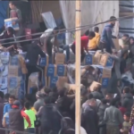 Gaza, assalto dei civili a camion di aiuti