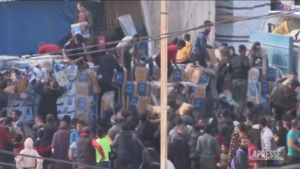 Gaza, assalto dei civili a camion di aiuti