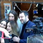 Atreju, Salvini visita gli stand del mercatino tra selfie e cornetti portafortuna