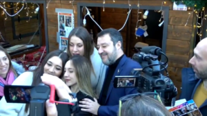 Atreju, Salvini visita gli stand del mercatino tra selfie e cornetti portafortuna