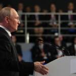 Russia, Putin: “Attaccare la Nato? Assurde le parole di Biden”