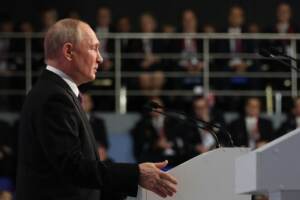 Russia, Putin: “Attaccare la Nato? Assurde le parole di Biden”