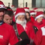 Francia, la corsa dei Babbi Natale vicino Parigi