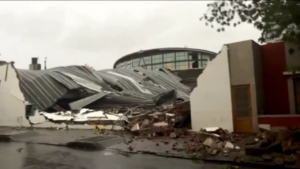 Tempesta in Argentina, crolla il tetto di un impianto sportivo: 13 morti
