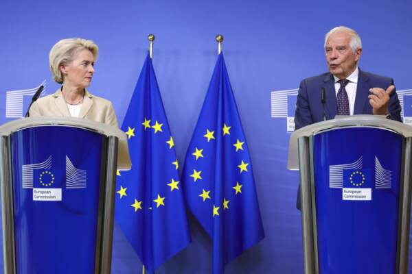 Bruxelles, Ursula von der Leyen in conferenza con Josep Borrell presso la sede dell'UE