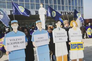 Torino, sciopero dei medici e infermieri con arrivo davanti al grattacielo della Regione Piemonte