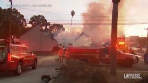 Los Angeles, chiesa divorata dalle fiamme