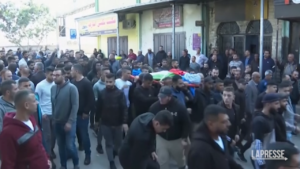 Cisgiordania, in migliaia a funerali di 4 palestinesi uccisi in raid Israele