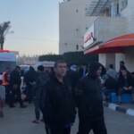 Gaza, palestinesi pregano per le vittime fuori dall’ospedale di Al-Aqsa