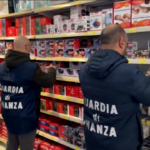 Natale, sequestrati a Prato oltre 170mila luminarie, addobbi e giochi