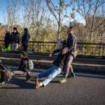 Roma, attivisti clima bloccano la Salaria: trascinati via