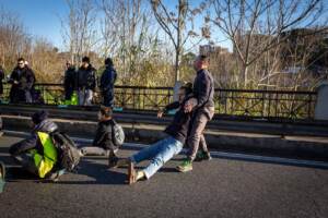 Roma, attivisti clima bloccano la Salaria: trascinati via