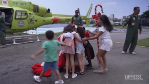 Rio de Janeiro, Babbo Natale in elicottero per i bambini trapiantati