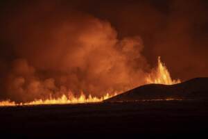 Eruzione di un vulcano nella penisola di Reykjanes in Islanda