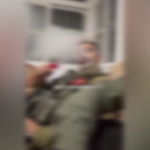 Israele, ridono e fumano davanti a detenuti bendati: sospesi soldati Idf