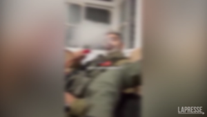 Israele, ridono e fumano davanti a detenuti bendati: sospesi soldati Idf