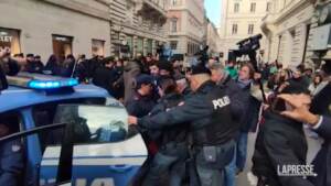 Roma, attivisti di Ultima generazione portati via dalla polizia