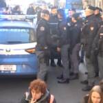 Roma, attivista Ultima Generazione con maschera Meloni fermata da polizia
