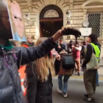 Roma, attivisti di Ultima generazione bloccano traffico