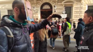 Roma, attivisti di Ultima generazione bloccano traffico