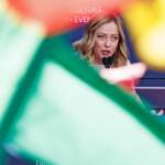 Governo, Meloni influenzata: assente al Colle ma va alla recita della figlia a scuola