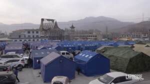 Terremoto in Cina, allestite tende per migliaia di sfollati