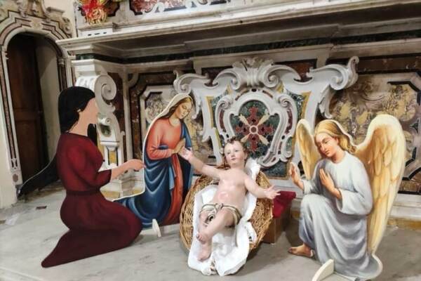 Presepe Lgbt, parroco: “Due madonne no, ma Maradona sì?”