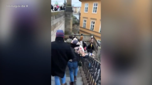 Sparatoria all’università di Praga, le urla degli studenti in fuga