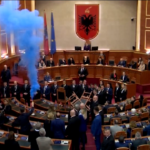 Albania, Parlamento revoca immunità a ex premier: fumogeni e proteste in Aula