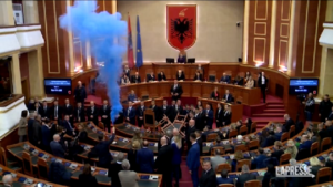 Albania, Parlamento revoca immunità a ex premier: fumogeni e proteste in Aula