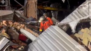 Ucraina, droni russi su Kiev: edifici in fiamme