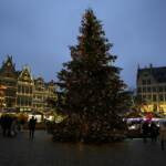 Belgio, crolla albero Natale di 20 metri: morta 63enne