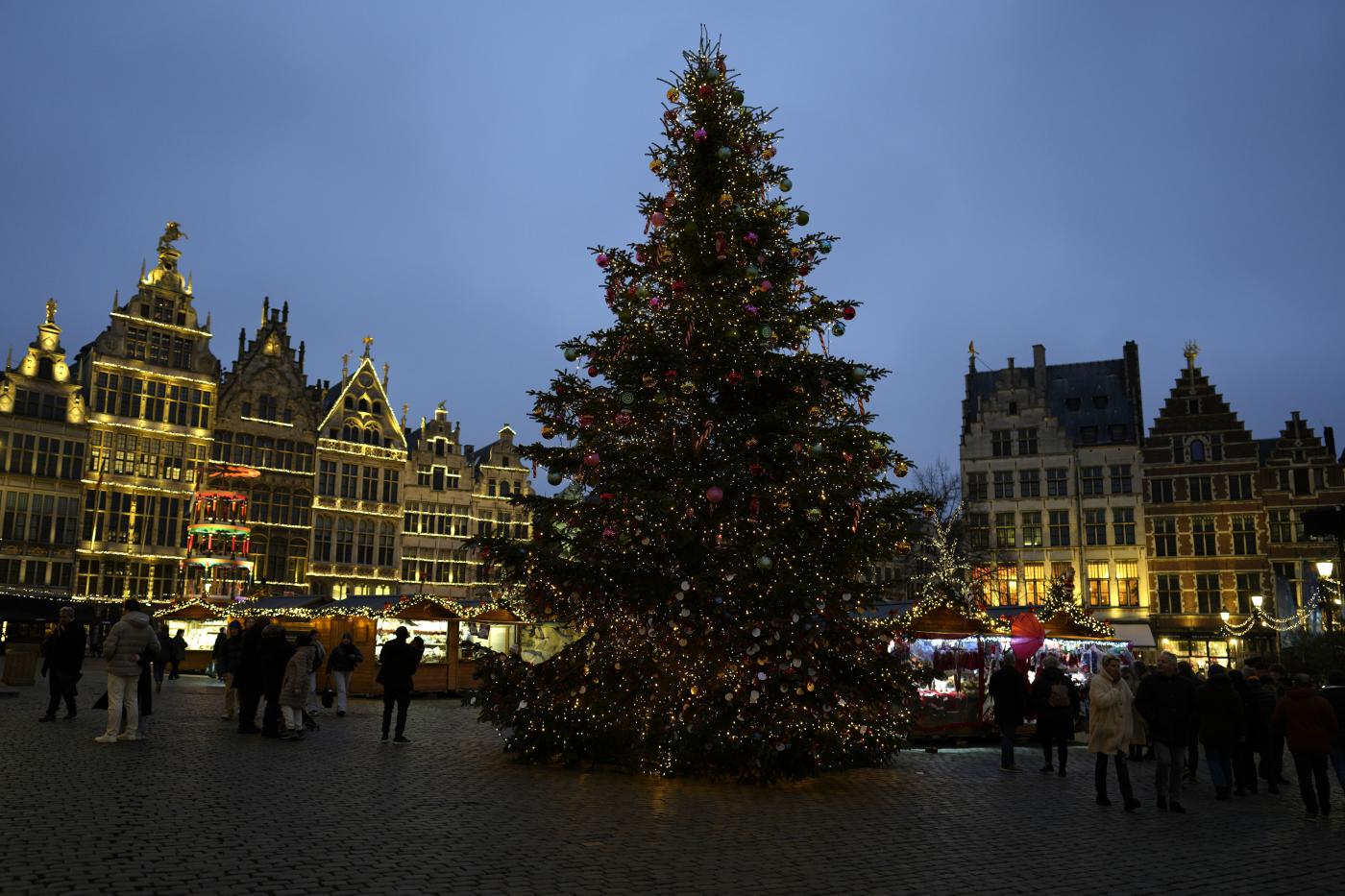 Belgio, crolla albero Natale di 20 metri: morta 63enne