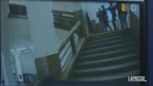 Praga, sparatoria università: il video del blitz degli agenti nell’ateneo