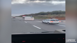 Sardegna, tir perde enorme blocco granito su statale