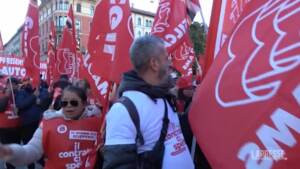 Sciopero commercio e turismo, migliaia manifestano a Milano
