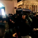 Roma, tensione tra polizia e studenti in piazza Montecitorio