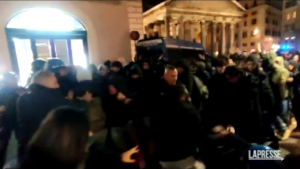 Roma, tensione tra polizia e studenti in piazza Montecitorio