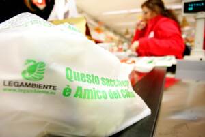 Ue, Corte giustizia boccia legge italiana contro sacchetti plastica