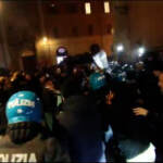 Roma, corteo non autorizzato degli studenti: cariche della polizia