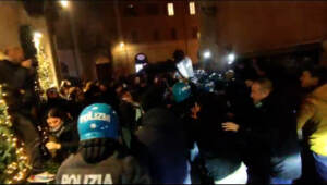Roma, corteo non autorizzato degli studenti: cariche della polizia