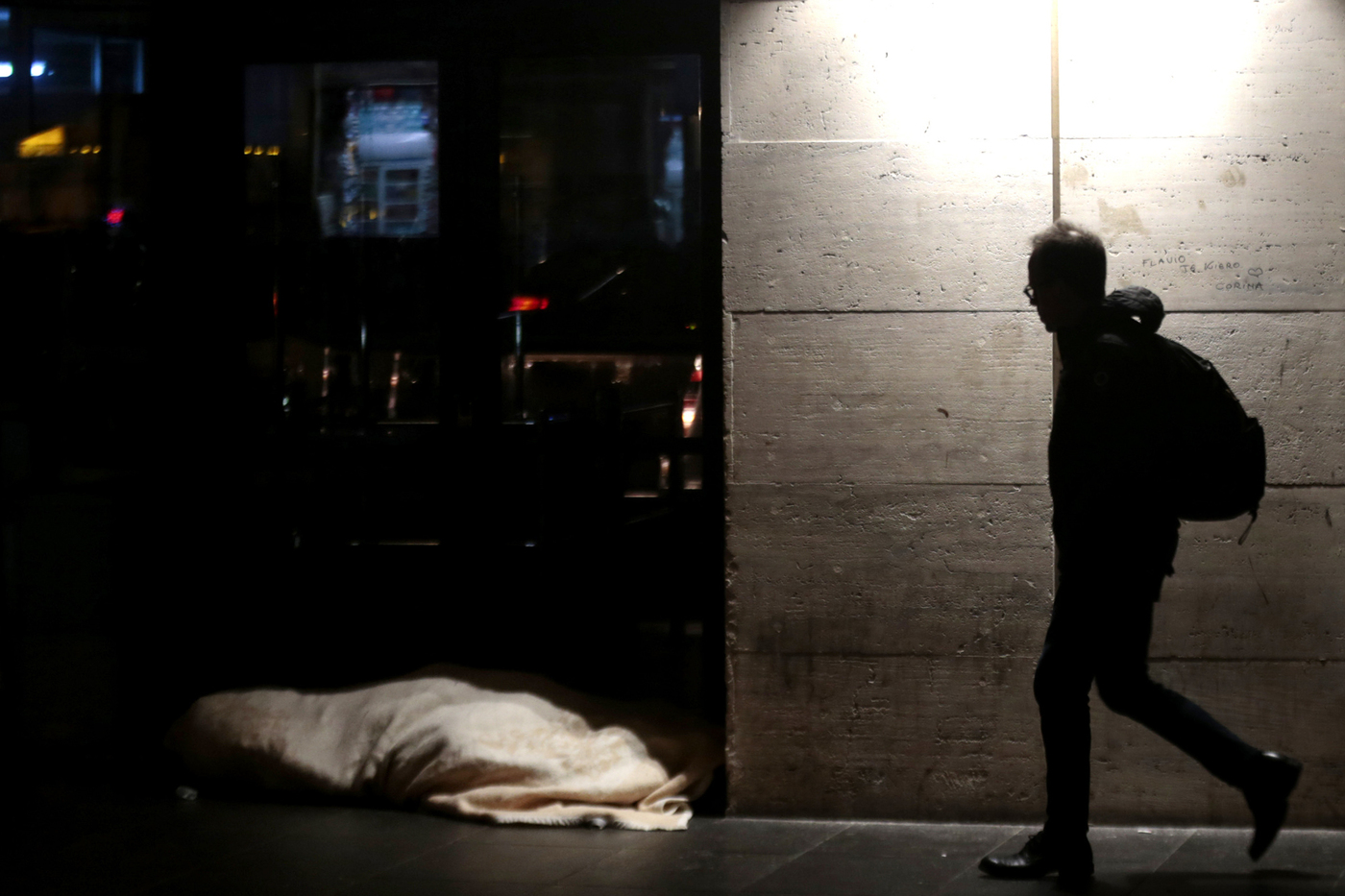 Roma, accende fuoco per riscaldarsi: morto 50enne senza fissa dimora