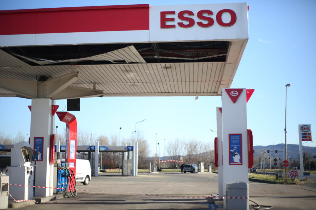 Galleria foto 'Maltempo, forte vento a Torino: strutture danneggiate e alberi caduti' - foto 6