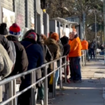 Milano, 5000 persone in coda al Pane Quotidiano: “Qui ci salviamo insieme”